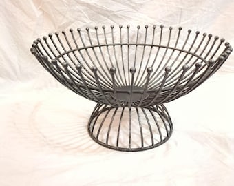 MCM Brutalist Stil Minimalist Großer Obstkorb Dekorative Sockel Schüssel aus Draht