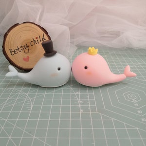 Betsy Child Topper per torta nuziale personalizzato, topper per torta nuziale a forma di balena, topper per torta nuziale a forma di sposa e sposo