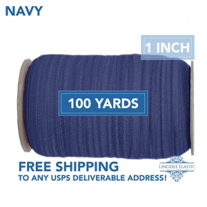 Op de afbeelding: Een spoel van 91,4 meter marineblauwe elastische band van 2,5 cm breed. De spoel is gelabeld met "100 YARDS" en "1 INCH". De tekst "FREE SHIPPING TO ANY USPS DELIVERABLE ADDRESS!" is ook zichtbaar.