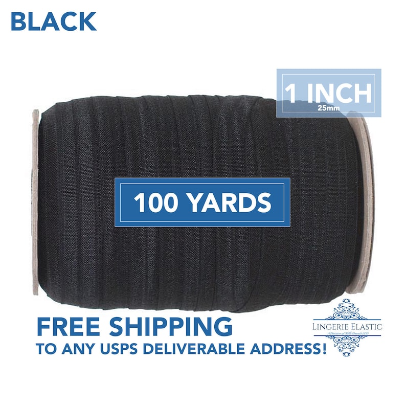 Op de afbeelding: Een rol van 91,4 meter zwarte elastiek, 2,5 cm breed. De elastiek is gewikkeld rond een kartonnen kern. Het label zegt "1 INCH 25mm" en "100 YARDS".