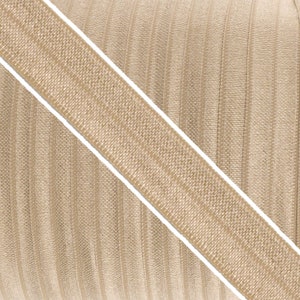 Op de afbeelding: Een close-up van beige elastisch lint met een subtiele geribbelde textuur. Het lint is dubbelgevouwen, waardoor beide zijden zichtbaar zijn.