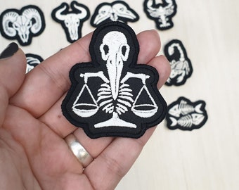 Parche bordado del signo zodiacal Libra, calavera astrológica que brilla en la oscuridad