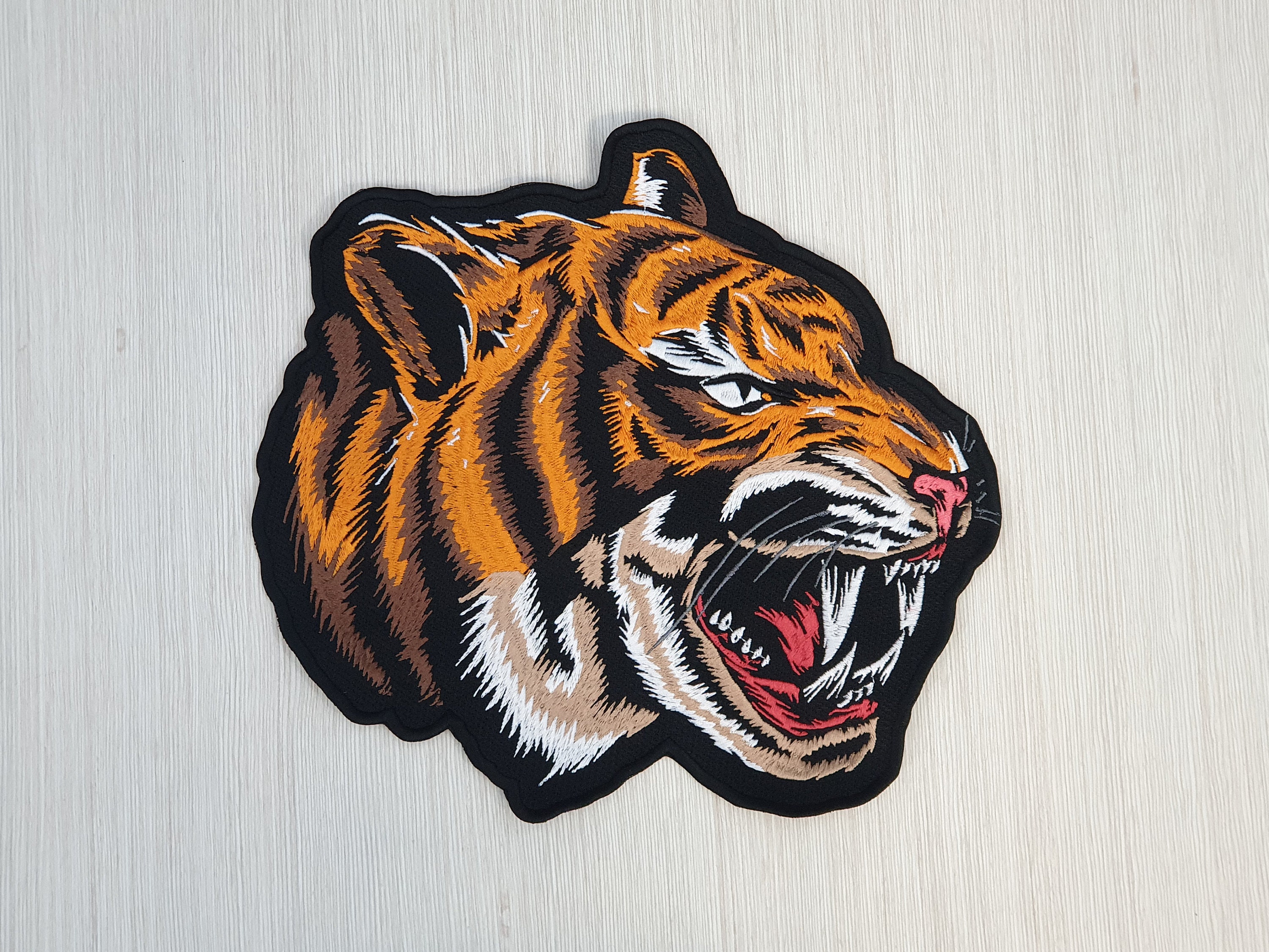 Grand écusson Brodé Cyber Tigre – Fer à Repasser – Dos De Veste – Neuf