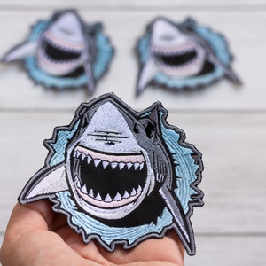 Écusson brodé requin, art urbain, fils de polyester (4 x 4 po.)