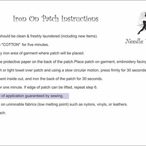 Op de afbeelding: Instructies voor het strijken van patches met een zwart-witte illustratie van een heks die op een bezem op een halve maan rijdt. De tekst "Needle Witches" staat onder de illustratie. De instructies omvatten de stappen voor het aanbrengen van de patch op stof, inclusief het instellen van het strijkijzer op "COTTON" voor vijf minuten, het aandrukken van de patch voor 30 seconden en het laten afkoelen voor een minuut.