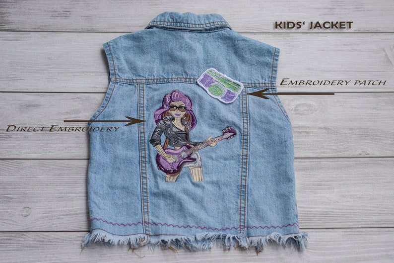 Op de afbeelding: Een blauwe denimvest met een paars en zwart geborduurd beeld van een meisje dat gitaar speelt. De vest heeft een groen en paars geborduurd patch met de tekst "KIDS' JACKET" en de woorden "DIRECT EMBROIDERY" en "EMBROIDERY PATCH" staan op de afbeelding.