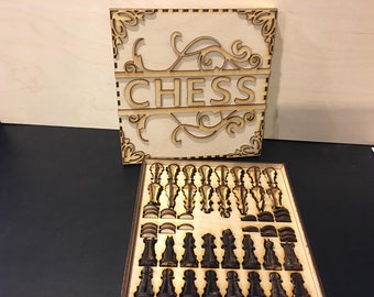 Könnte beinhalten: Ein Schachspiel aus Holz mit einem dekorativen Deckel, auf dem "CHESS" in einer stilisierten Schrift steht. Das Set ist geöffnet und die Figuren sind in ihren Fächern sichtbar.