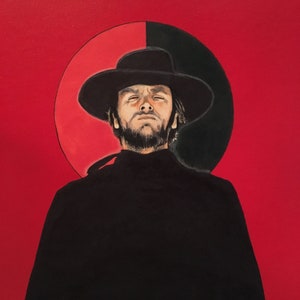 Peut inclure: Un homme portant un chapeau et un manteau noirs se tient devant un fond rouge et noir. L'homme a une expression s&eacute;rieuse sur son visage.