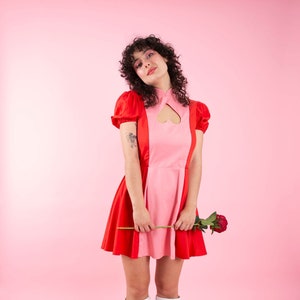 Moxie Pink Rot Herz Cut Out Zweifarbiges Gestreifte Nachhaltige Vintage Kragen Puff Ärmel A-Linie Mini Kleid 6 8 10 12 14 Kostüm Cosplay ziehen