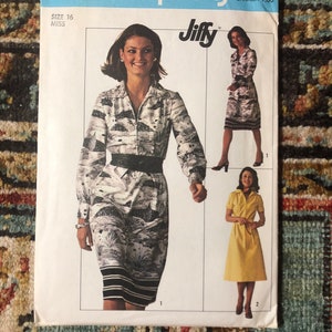 Puede incluir: Patrón de costura Simplicity número 7571 para un vestido Jiffy. El patrón es para la talla 16 miss y cuesta $ 1.50. El patrón muestra a una mujer con un vestido estampado en blanco y negro con un cinturón negro y a una mujer con un vestido amarillo.