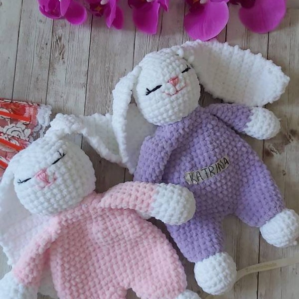 Coffret cadeau de naissance Personnalisé, Doudou plat aux crochet,hochet lapinou avec grelot, amigurumi,Doudou Personnalisé,Handmade