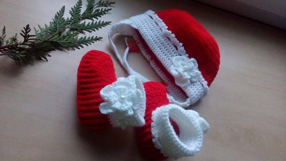 Bonnet Et Chausson Aux Crochet/ Cadeau D'anniversaire /cadeau De  Naissance/crochet Bébé/chapeau En Crochet/cadeau De Noël/rouge/blanc 