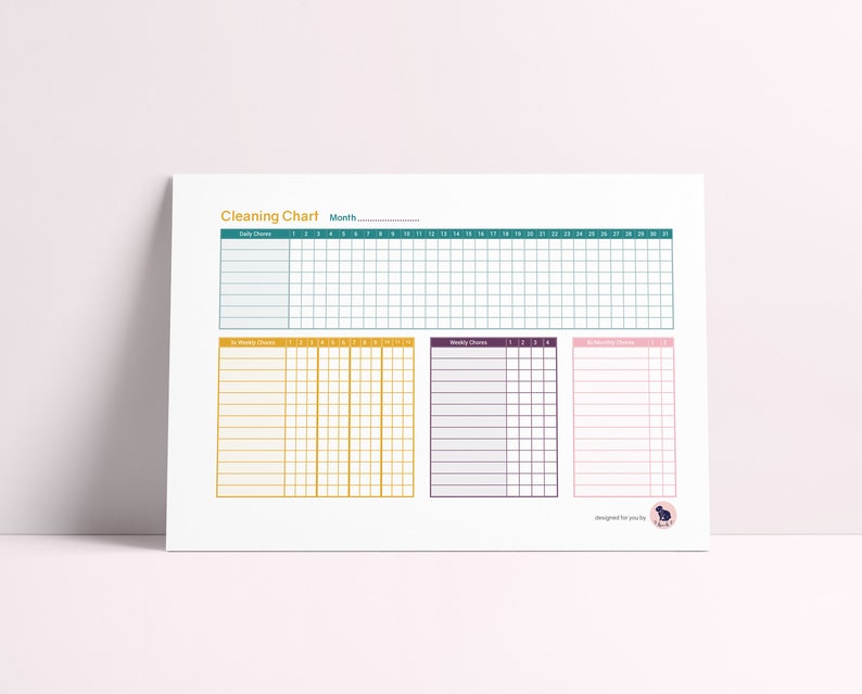 Op de afbeelding: Een printbare schoonmaakschema met een turquoise, geel, paars en roze kleurenschema. Het schema is verdeeld in secties voor dagelijkse, tweewekelijkse, wekelijkse en maandelijkse klusjes. Het schema bevat een kalenderrooster om klusjes gedurende de maand bij te houden.