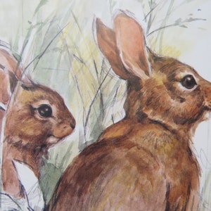 Op de afbeelding: Twee bruine konijnen zijn geschilderd in aquarel. De konijnen bevinden zich in een grasveld. Het konijn rechts kijkt naar rechts, terwijl het konijn links naar links kijkt.