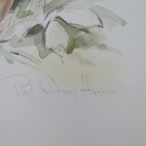 Op de afbeelding: Een aquarel van een bloemstuk met een handtekening onderaan die "Paul Whitney Hunter" luidt.