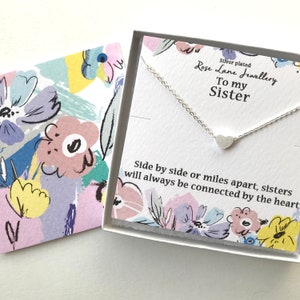 Zuster reisketting, zus verzilverde bedelketting 'Side by side or miles apart', verpakt met cadeaubon, zusterhart ketting.