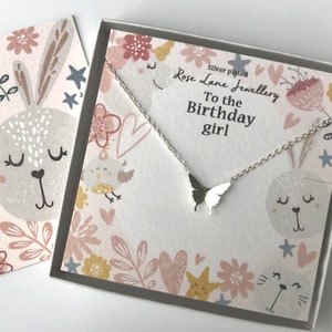Vlinder ketting 'To the Birthday Girl' verzilverde charme ketting - wordt geleverd met geschenkdoos en cadeaubon, vlinder charme ketting meisje