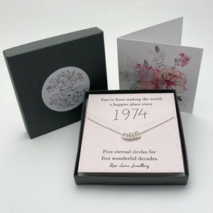 Geburtstagskette 50, Gold oder Silber, Born in 1974 Halskette, Fünf Ringe für fünf Jahrzehnte, 1974, 50.Geburtstagskette, Halskette für 50