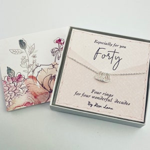 Kette zum 40.Geburtstag, Vier Herzen für vier Jahrzehnte, Sterling Silber 925, Herzkette Sterling Silber, Mit Geschenkbox und Geschenkkarte.