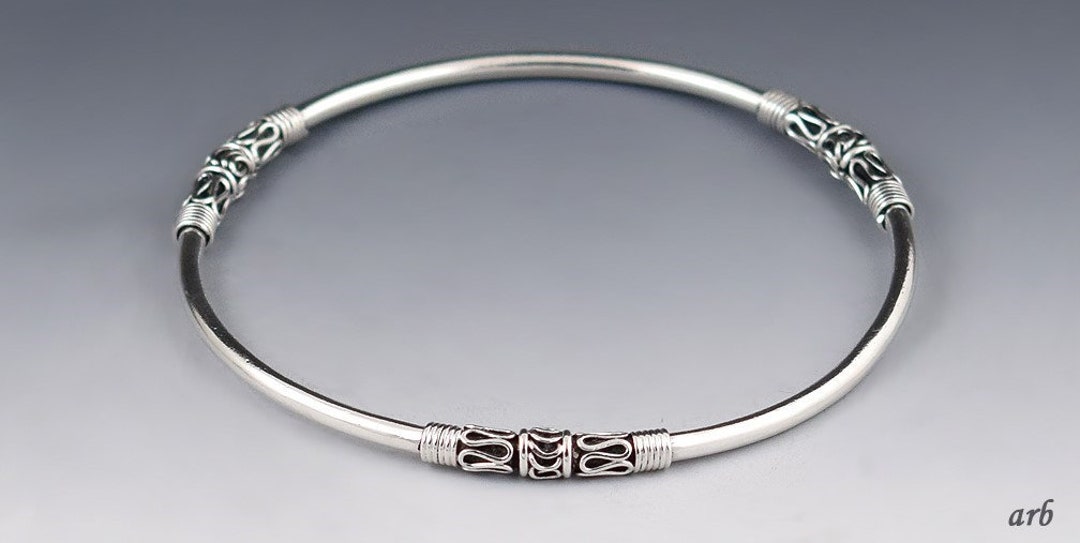 Fashionable Modern Sterling Silver Bangle With Decorative