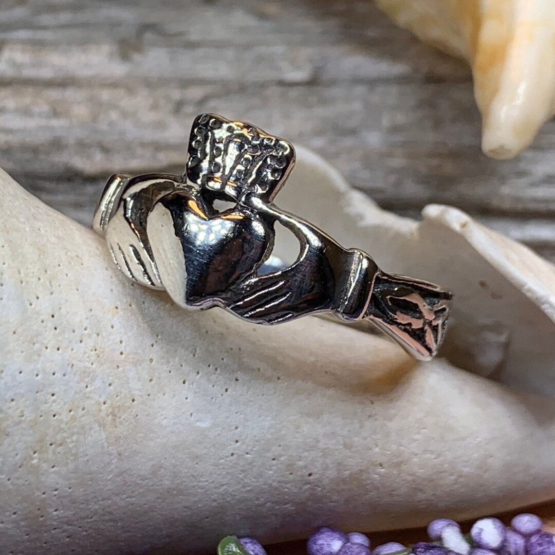 Heart hands 2024 crown ring