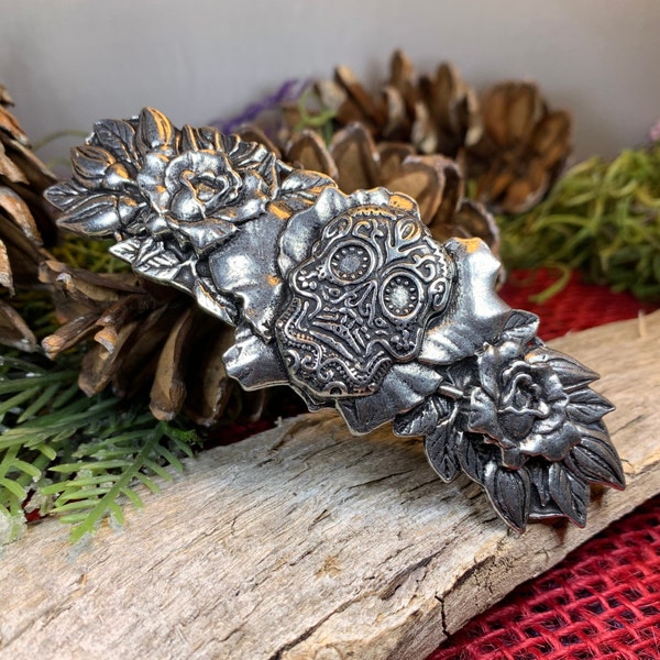 Barrette tête de mort en sucre, tête de mort, bijoux fleurs, bijoux gothiques, cadeau pour ami, bijoux wicca, bijoux en étain, barrette nature