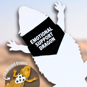 Peut inclure: Silhouette blanche d'un dragon barbu portant un bandana noir avec le texte "Emotional Support Dragon". Une image plus petite d'un dragon barbu portant un bandana blanc avec des empreintes de pattes noires se trouve dans le coin inférieur gauche avec le texte "For Bearded Dragons" et une flèche pointant vers le dragon.