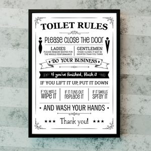 Puede incluir: Un letrero en blanco y negro enmarcado con "TOILET RULES" en la parte superior. El letrero incluye instrucciones como "Please close the door", "If you've finished, flush it" y "Wash your hands". Los elementos decorativos incluyen figuras estilizadas y estrellas.