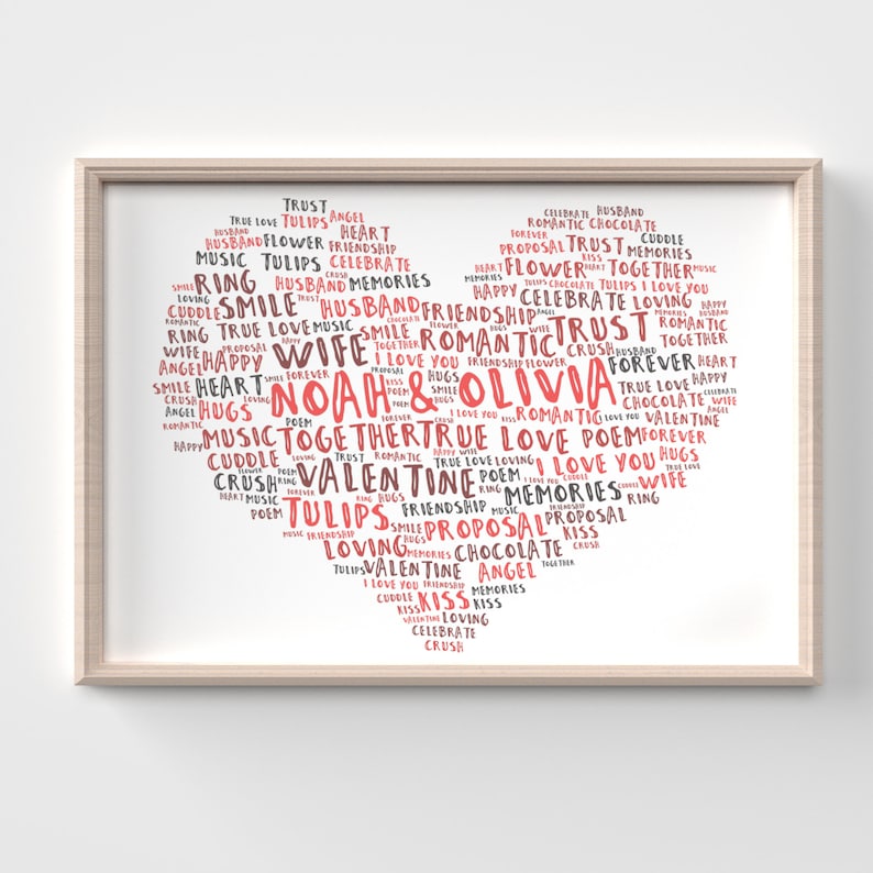 Puede incluir: Una impresi&oacute;n de arte mural enmarcada que presenta una nube de palabras en forma de coraz&oacute;n compuesta por varios t&eacute;rminos rom&aacute;nticos en texto rojo y negro. El centro del coraz&oacute;n muestra los nombres Noah & Olivia en letras rojas grandes.