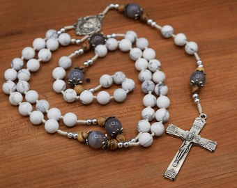 Chapelet catholique avec perles de howlite, agate grise et crucifix