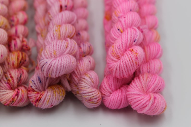 Strawberry Sorbet Sprinkles Micro Skein Fade Set Premium Sock 75/% SuperWash Merino and 25 Nylon 10 x 10g