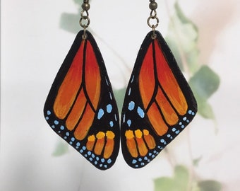 ORECCHINI ALI MONARCA - ali artistiche di farfalla monarca fatte a mano con dettagli dipinti