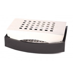 Könnte beinhalten: Ein schwarzes und silbernes Tropfschale aus Metall mit einer perforierten Oberseite. Die Schale hat einen abgerundeten Boden und ist so konzipiert, dass sie Tropfen von einer Kaffeemaschine auffängt.