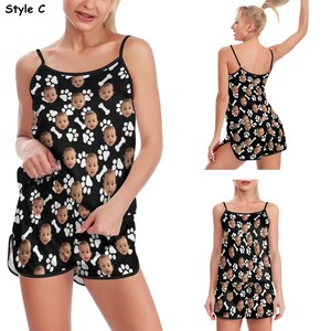 Pu&ograve; includere: Pigiama nero e bianco con un motivo di impronte di zampe e volti. Il pigiama ha una canotta e pantaloncini. Il testo "Style C" &egrave; nell'angolo in alto a sinistra dell'immagine.