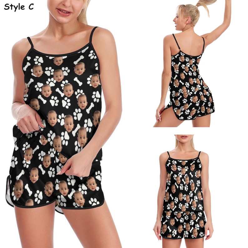 Pu&ograve; includere: Pigiama nero e bianco con un motivo di impronte di zampe e volti. Il pigiama ha una canotta e pantaloncini. Il testo "Style C" &egrave; nell'angolo in alto a sinistra dell'immagine.