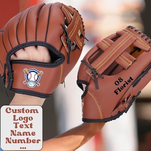 Puede incluir: Dos guantes de béisbol marrones. Uno tiene un logotipo de béisbol y bate, el otro tiene el texto "08 Florist". Los guantes son de cuero y tienen costuras negras.
