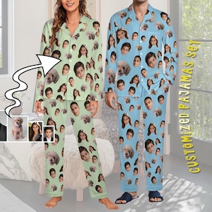 Może przedstawiać: Dwa spersonalizowane zestawy piżam, jeden w kolorze jasnozielonym, a drugi w kolorze jasnoniebieskim. Oba zestawy mają powtarzający się wzór twarzy i psiej twarzy. Tekst "CUSTOMIZED PAJAMAS SET" jest wydrukowany pionowo po prawej stronie.