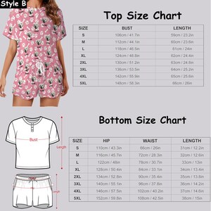 Pu&ograve; includere: Tabella delle taglie per un pigiama rosa e bianco con stampa di un cane. La parte superiore ha maniche corte e chiusura con bottoni. I pantaloncini sono con la stessa stampa. La tabella include le misure in pollici e centimetri per la parte superiore e inferiore.
