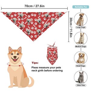 Pu&ograve; includere: Bandana rossa con un motivo di impronte di zampe bianche e ossa. La bandana ha una foto personalizzata di un cane. La bandana &egrave; larga 70 cm e alta 30 cm. La bandana &egrave; adatta per cani di taglia grande, media, piccola e altri animali domestici. L'immagine mostra anche un cane che indossa la bandana.