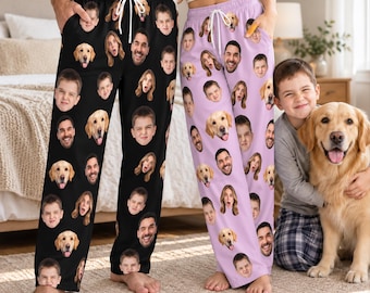 Puede incluir: Dos pantalones de estar por casa con un patrón repetitivo de caras impresas de un hombre, un niño y un perro golden retriever. Un par es negro y el otro es morado claro, ambos con cinturilla de cordón blanco y puños elásticos.