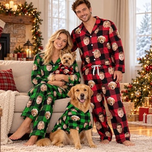 Può includere: Set di pigiami coordinati con motivo a quadri rossi e neri o verdi e neri, personalizzati con volti stampati di persone e cani. Le camicie a maniche lunghe con bottoni e i pantaloni sono indossati da due adulti e due cani.
