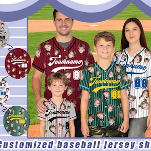 Peut inclure: Une famille portant des maillots de baseball personnalisés. Les maillots sont rouges, verts et blancs avec des rayures verticales et le texte "Teamname" en écriture cursive. Chaque maillot a un numéro et un motif de visages. L'image montre également trois options de conception de maillots.