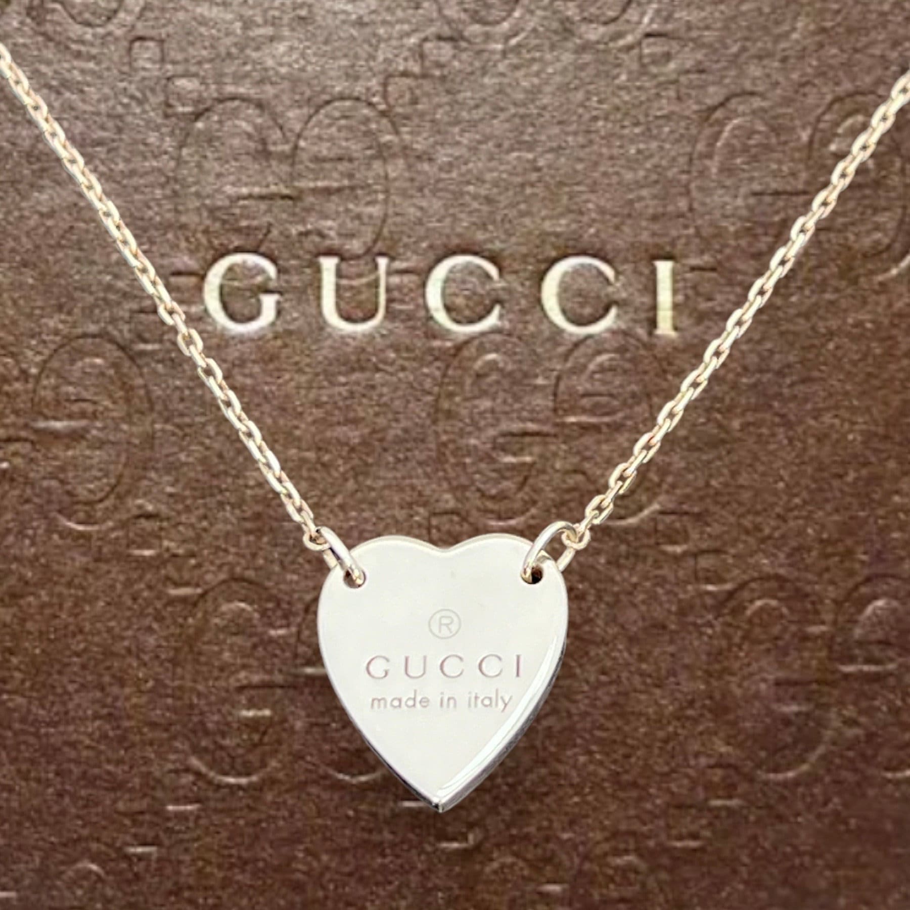 Gucci trademark engraved 2024 heart silver necklace