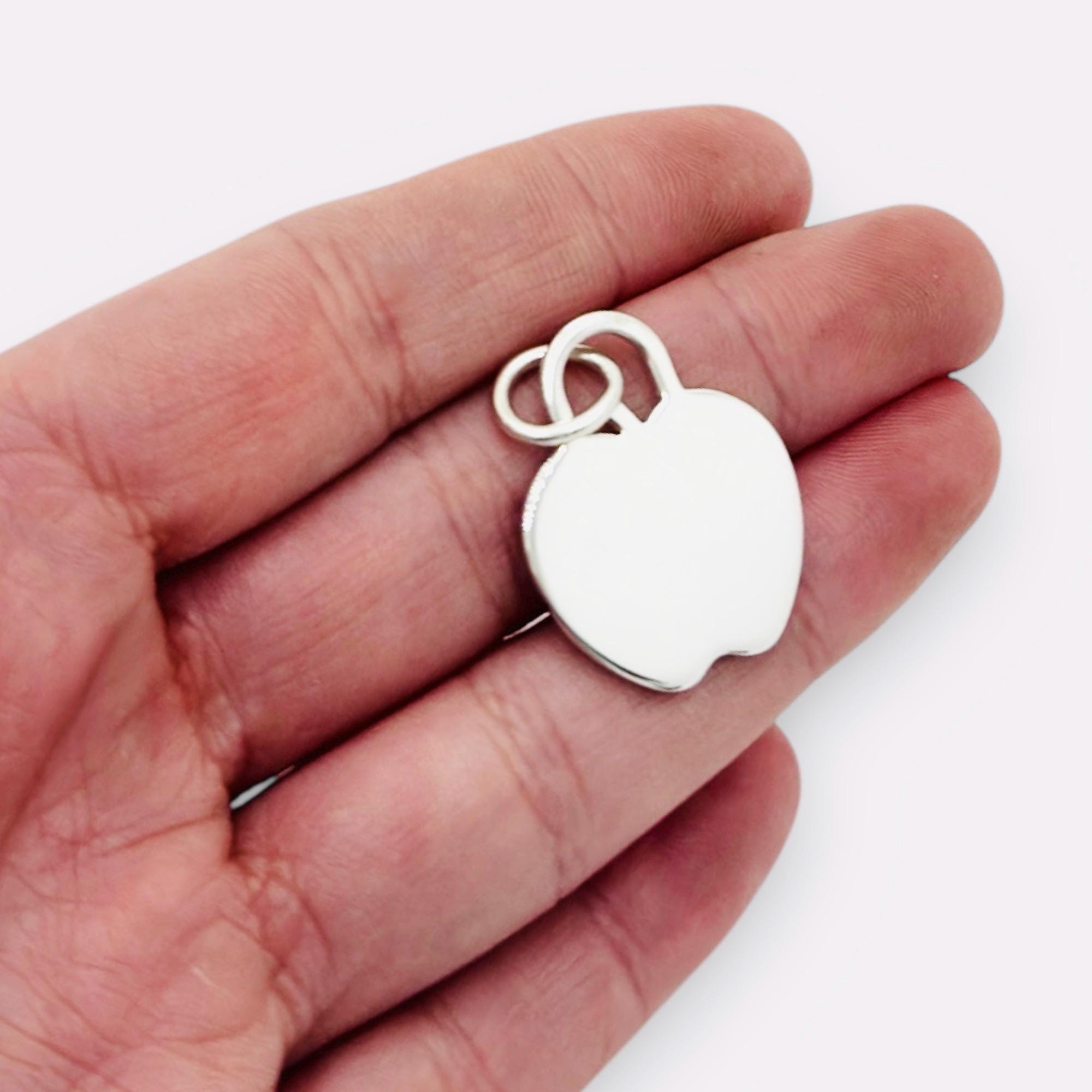 ティファニー　アップルチャーム Apple charm in sterling silver. | Tiffany & Co. CA