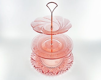 Soporte para pasteles de cristal rosa estilo Depression Glass, plato de 3 niveles desigual para fiesta de té.