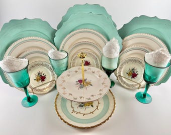 Vajilla vintage, platos verdes y dorados, soporte para pasteles, servicio para 4 personas.