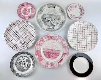Platos vintage de loza estampada en rosa y negro, juego de decoración de pared con piezas desiguales.