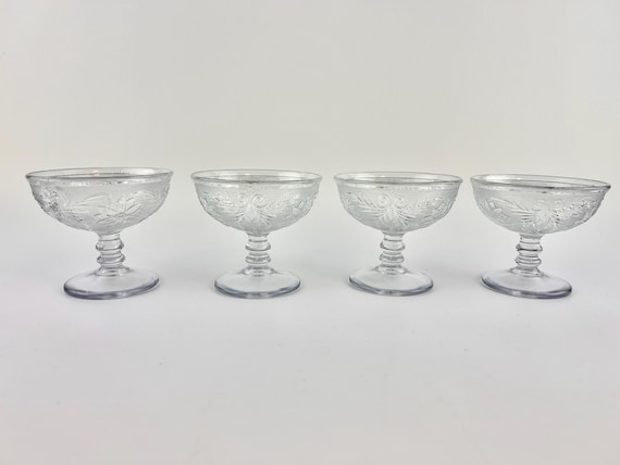 4er Set Vintage Glasschalen, Dessertschalen mit Fuß, geschliffenes Glas, Sockelschalen, Eisbecher