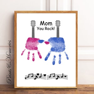 Mama, du rockst zwei Gitarren, Handabdruck Kunst, Geburtstag Muttertagsgeschenk für Mama, Baby Kleinkind Kind Handwerk. DIY Handabdruck Karte. Druckbare Vorlage