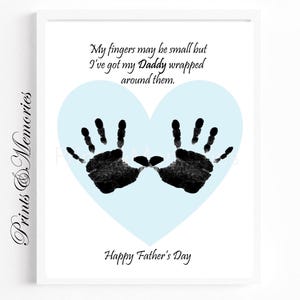 Citation artistique d'empreinte de main de papa, cadeau de fête des pères pour l'artisanat d'empreinte de main de papa, mes doigts peuvent être un petit art imprimable. Carte DIY. Bonne fête des pères !